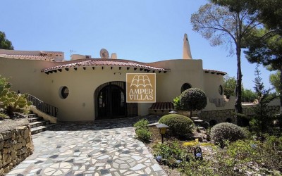 Fantastic villa with large plot, offering privacy and sea views.
